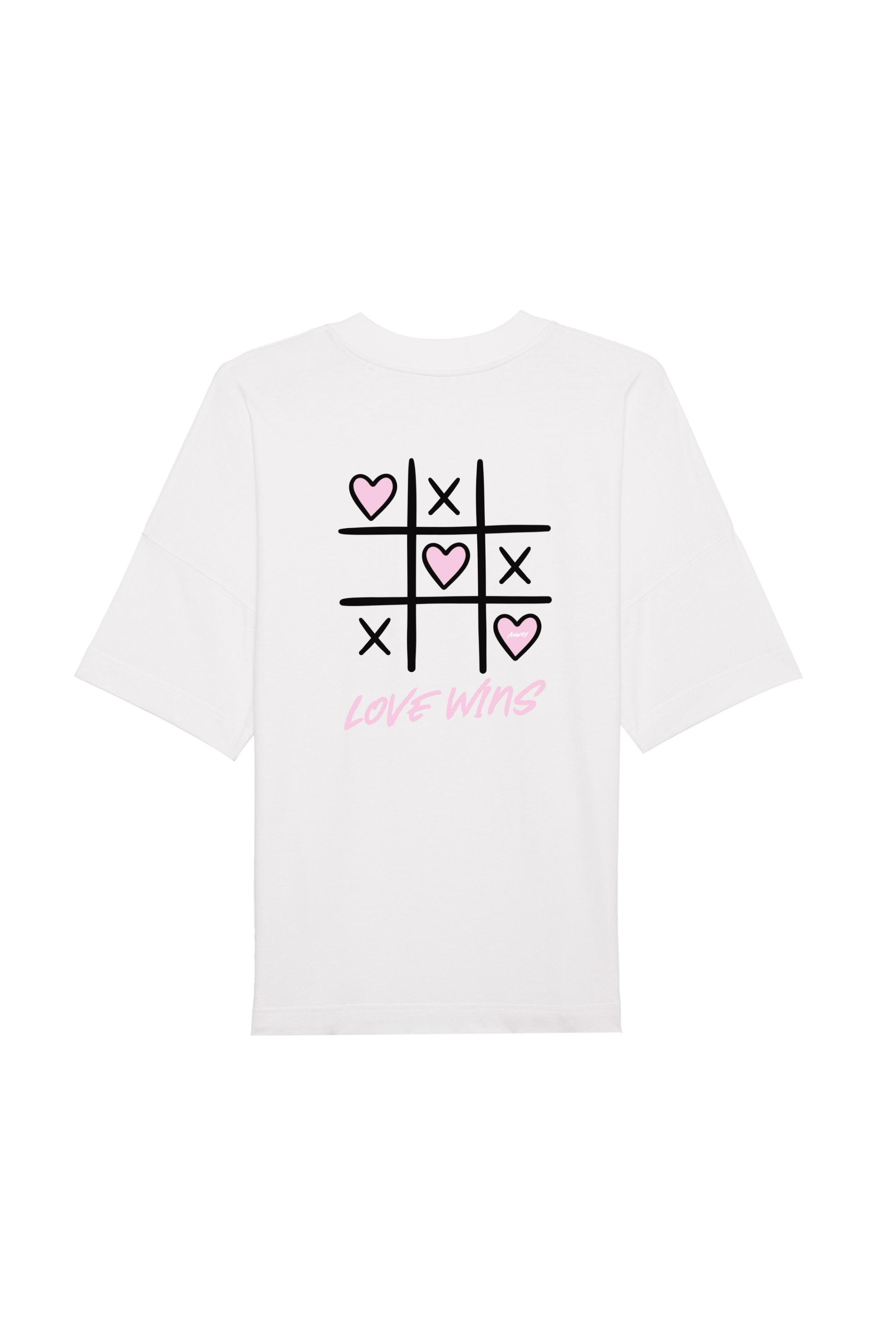 Oversized T-Shirt aus 100 % Bio-Baumwolle mit weitem, modernem Schnitt, erhältlich in Schwarz, Weiss und Natur. Individuell gestaltbar mit Wunschmotiv und frei wählbarer Platzierung. Weiche Qualität, überschnittene Ärmelansätze und lässiger Style für maximalen Tragekomfort. Vorderseite: Rosa Herz auf der linken Brust. Rückseite: Tic-Tac-Toe-Motiv mit rosa Herzen und darunter der Schriftzug „LOVE WINS“ in rosa.