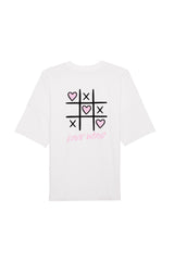 Oversized T-Shirt aus 100 % Bio-Baumwolle mit weitem, modernem Schnitt, erhältlich in Schwarz, Weiss und Natur. Individuell gestaltbar mit Wunschmotiv und frei wählbarer Platzierung. Weiche Qualität, überschnittene Ärmelansätze und lässiger Style für maximalen Tragekomfort. Vorderseite: Rosa Herz auf der linken Brust. Rückseite: Tic-Tac-Toe-Motiv mit rosa Herzen und darunter der Schriftzug „LOVE WINS“ in rosa.