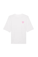 Oversized T-Shirt aus 100 % Bio-Baumwolle mit weitem, modernem Schnitt, erhältlich in Schwarz, Weiss und Natur. Individuell gestaltbar mit Wunschmotiv und frei wählbarer Platzierung. Weiche Qualität, überschnittene Ärmelansätze und lässiger Style für maximalen Tragekomfort. Vorderseite: Rosa Herz auf der linken Brust. Rückseite: Tic-Tac-Toe-Motiv mit rosa Herzen und darunter der Schriftzug „LOVE WINS“ in rosa.