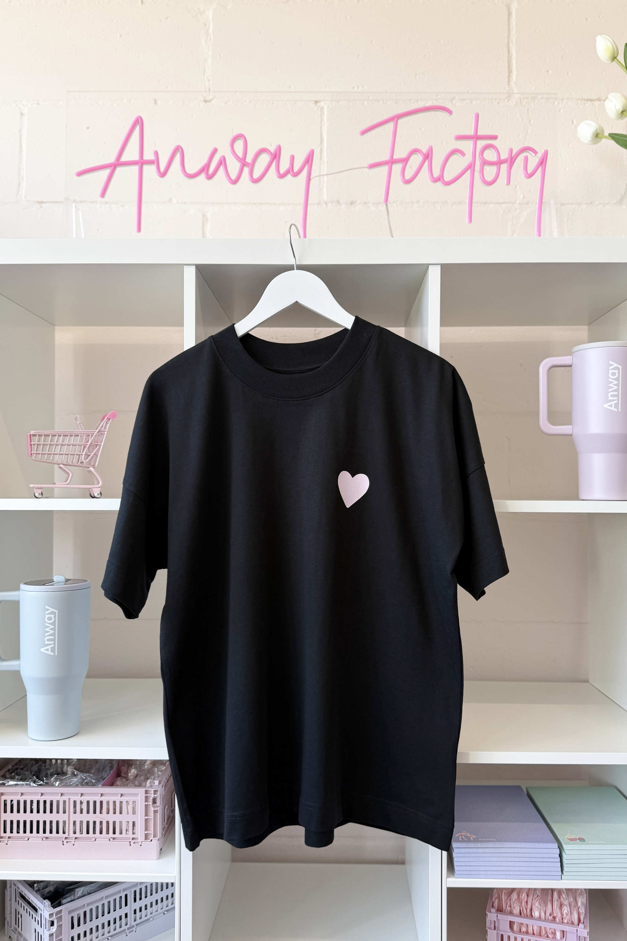 T-Shirt Oversized Unisex black schwarz mit rosa Herz