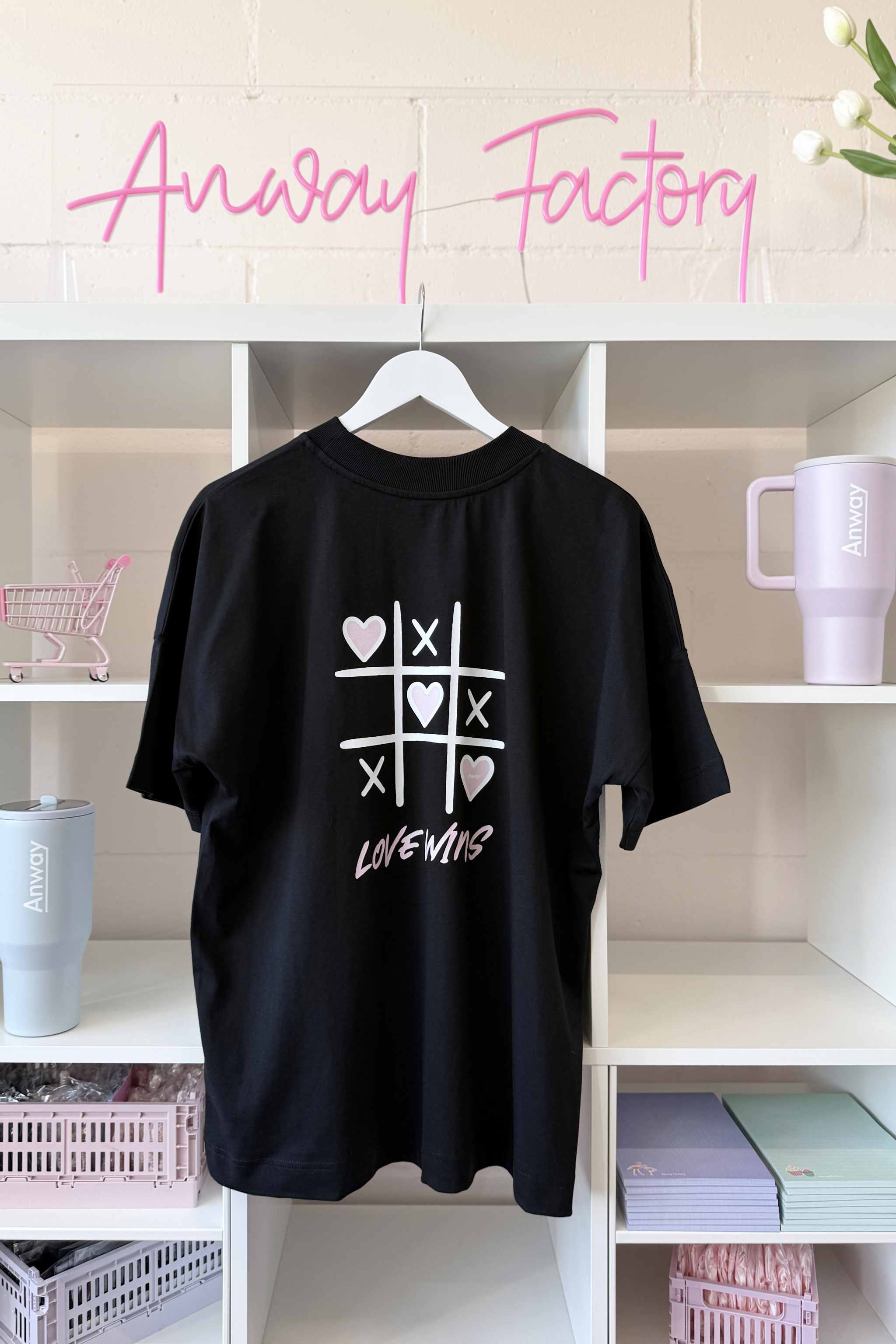T-Shirt Oversized Unisex black schwarz Love wins Backprint