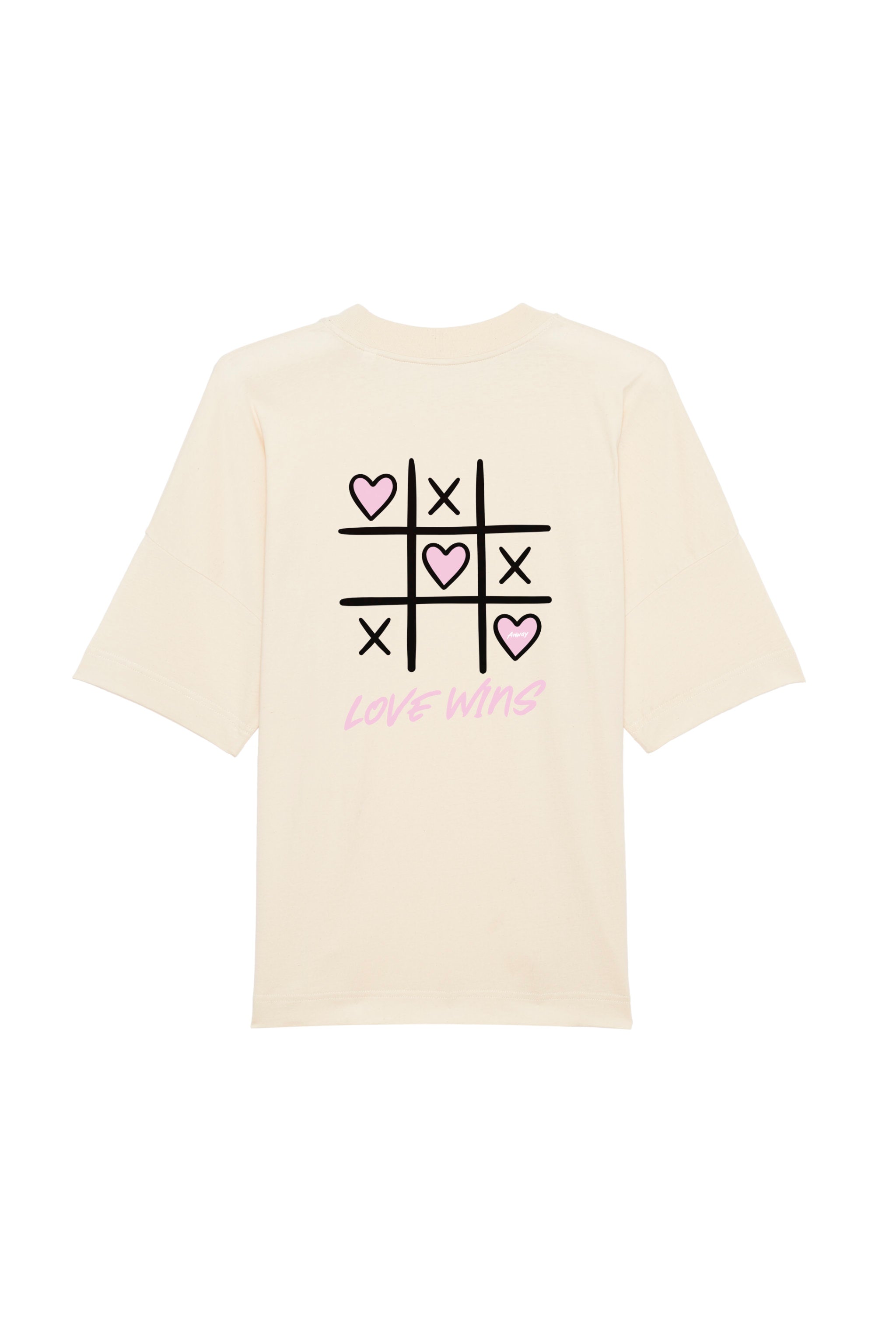 Oversized T-Shirt aus 100 % Bio-Baumwolle mit weitem, modernem Schnitt, erhältlich in Schwarz, Weiss und Natur. Individuell gestaltbar mit Wunschmotiv und frei wählbarer Platzierung. Weiche Qualität, überschnittene Ärmelansätze und lässiger Style für maximalen Tragekomfort. Tic-Tac-Toe-Motiv mit rosa Herzen und darunter der Schriftzug „LOVE WINS“ in rosa auf der Rückseite.