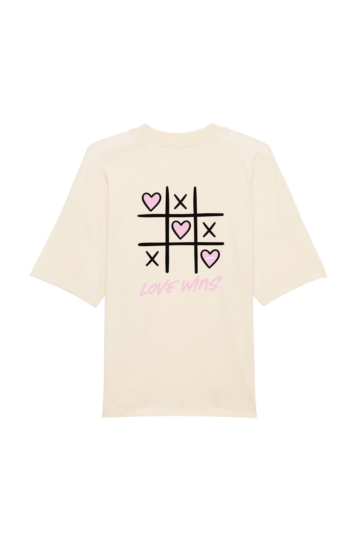 Oversized T-Shirt aus 100 % Bio-Baumwolle mit weitem, modernem Schnitt, erhältlich in Schwarz, Weiss und Natur. Individuell gestaltbar mit Wunschmotiv und frei wählbarer Platzierung. Weiche Qualität, überschnittene Ärmelansätze und lässiger Style für maximalen Tragekomfort. Tic-Tac-Toe-Motiv mit rosa Herzen und darunter der Schriftzug „LOVE WINS“ in rosa auf der Rückseite.