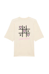 Oversized T-Shirt aus 100 % Bio-Baumwolle mit weitem, modernem Schnitt, erhältlich in Schwarz, Weiss und Natur. Individuell gestaltbar mit Wunschmotiv und frei wählbarer Platzierung. Weiche Qualität, überschnittene Ärmelansätze und lässiger Style für maximalen Tragekomfort. Tic-Tac-Toe-Motiv mit rosa Herzen und darunter der Schriftzug „LOVE WINS“ in rosa auf der Rückseite.