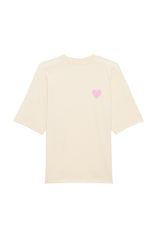 Oversized T-Shirt aus 100 % Bio-Baumwolle mit weitem, modernem Schnitt, erhältlich in Schwarz, Weiss und Natur. Individuell gestaltbar mit Wunschmotiv und frei wählbarer Platzierung. Weiche Qualität, überschnittene Ärmelansätze und lässiger Style für maximalen Tragekomfort. Vorderseite: Rosa Herz auf der linken Brust. Rückseite: Tic-Tac-Toe-Motiv mit rosa Herzen und darunter der Schriftzug „LOVE WINS“ in rosa.