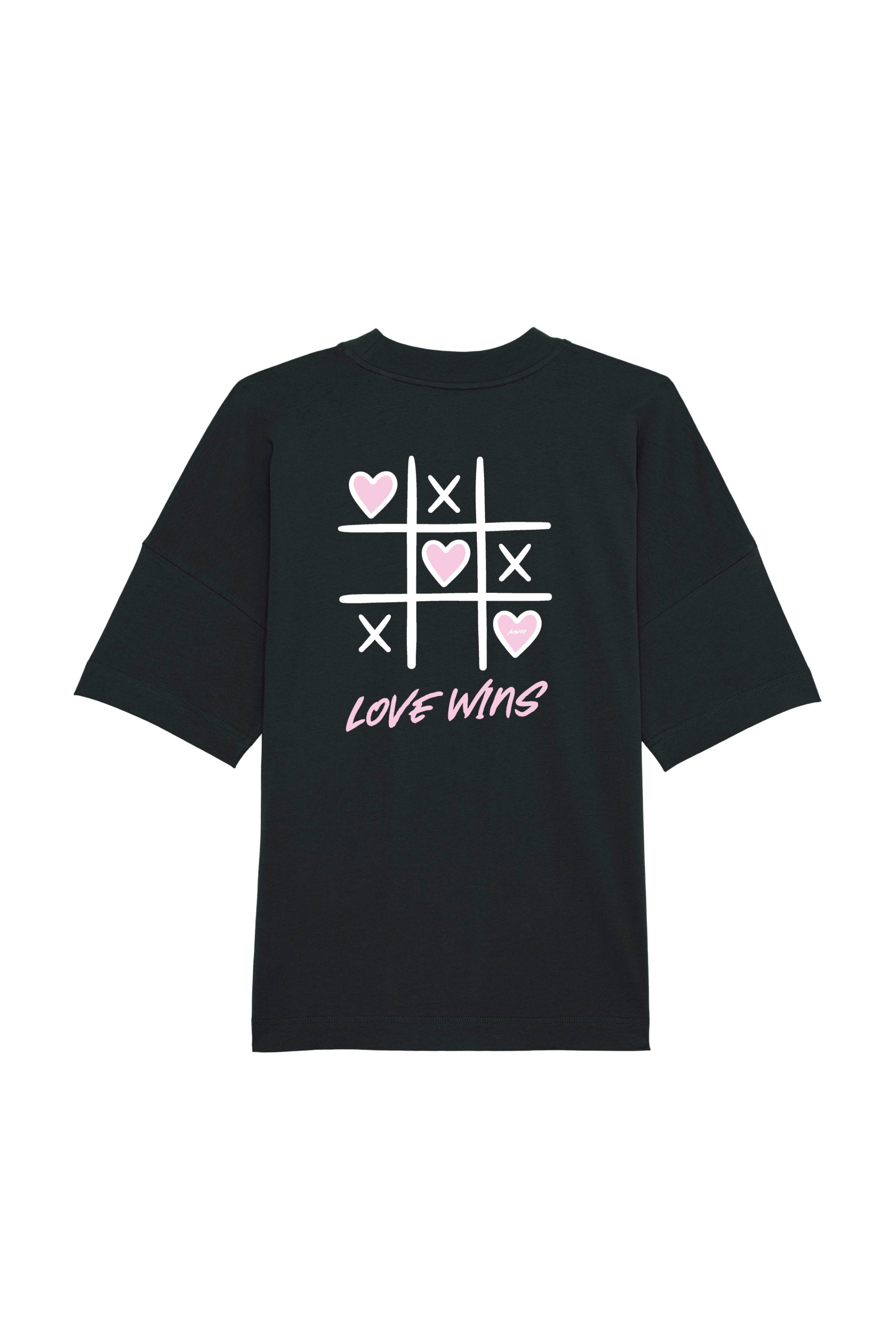 Oversized T-Shirt aus 100 % Bio-Baumwolle mit weitem, modernem Schnitt, erhältlich in Schwarz, Weiss und Natur. Individuell gestaltbar mit Wunschmotiv und frei wählbarer Platzierung. Weiche Qualität, überschnittene Ärmelansätze und lässiger Style für maximalen Tragekomfort. Vorderseite: Rosa Herz auf der linken Brust. Rückseite: Tic-Tac-Toe-Motiv mit rosa Herzen und darunter der Schriftzug „LOVE WINS“ in rosa.