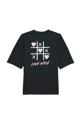 Oversized T-Shirt aus 100 % Bio-Baumwolle mit weitem, modernem Schnitt, erhältlich in Schwarz, Weiss und Natur. Individuell gestaltbar mit Wunschmotiv und frei wählbarer Platzierung. Weiche Qualität, überschnittene Ärmelansätze und lässiger Style für maximalen Tragekomfort. Tic-Tac-Toe-Motiv mit rosa Herzen und darunter der Schriftzug „LOVE WINS“ in rosa auf der Rückseite.