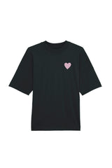 Oversized T-Shirt aus 100 % Bio-Baumwolle mit weitem, modernem Schnitt, erhältlich in Schwarz, Weiss und Natur. Individuell gestaltbar mit Wunschmotiv und frei wählbarer Platzierung. Weiche Qualität, überschnittene Ärmelansätze und lässiger Style für maximalen Tragekomfort. Vorderseite: Rosa Herz auf der linken Brust. Rückseite: Tic-Tac-Toe-Motiv mit rosa Herzen und darunter der Schriftzug „LOVE WINS“ in rosa.