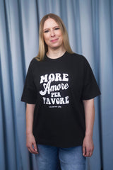 Unisex T-Shirt Oversized aus 100% Bio-Baumwolle Black schwarz mit weissem Print Aufdruck More Amore Per Favore