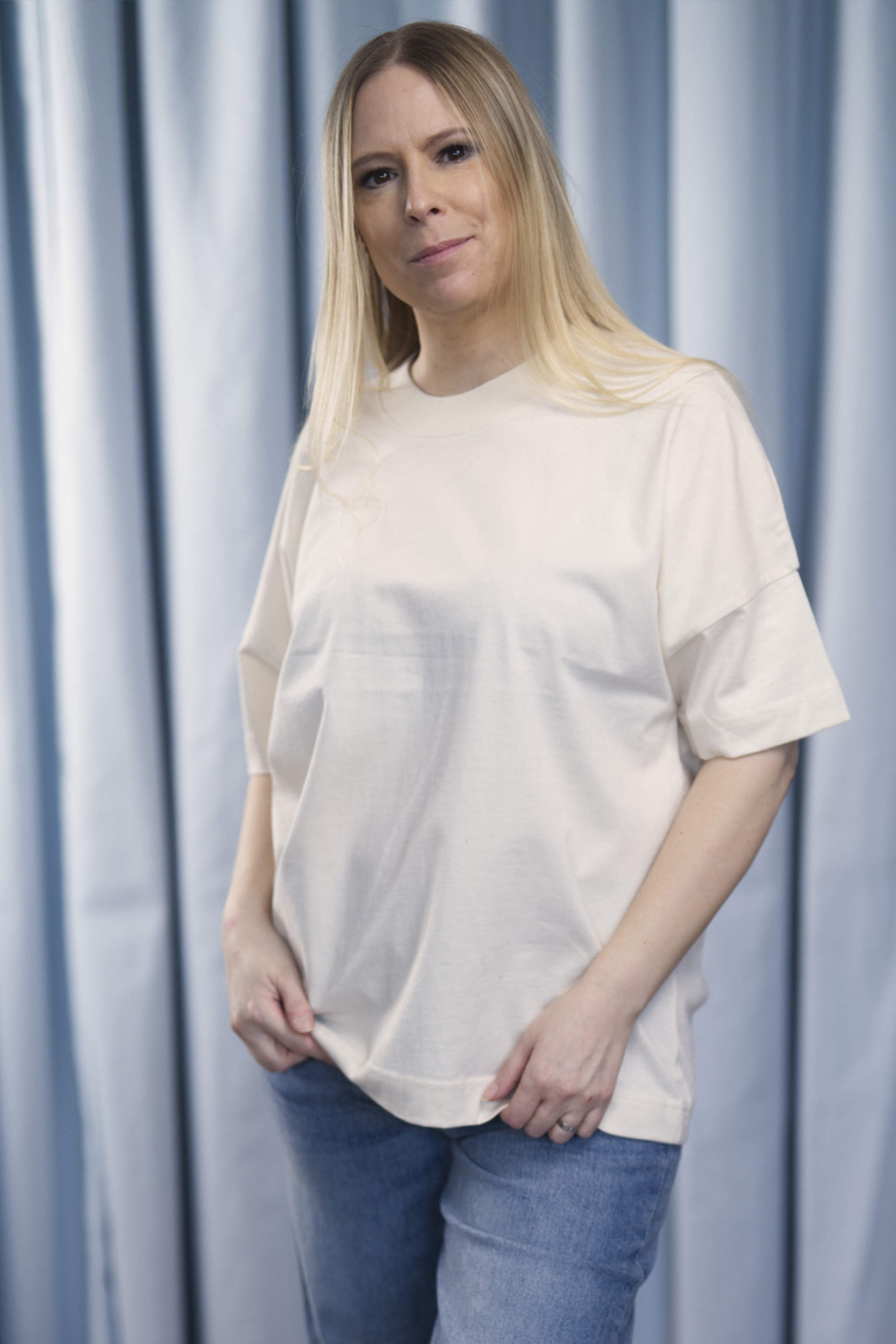 Oversized T-Shirt aus 100 % Bio-Baumwolle in Natur – moderner Schnitt mit eingesetzten Ärmeln.