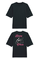 Oversized T-Shirt aus 100 % Bio-Baumwolle mit weitem, modernem Schnitt, erhältlich in Schwarz, Weiss und Natur. Individuell gestaltbar mit Wunschmotiv und frei wählbarer Platzierung. Weiche Qualität, überschnittene Ärmelansätze und lässiger Style für maximalen Tragekomfort.  T-Shirt mit einer Cowgirl-Illustration mit Peitsche und dem rosa Schriftzug „Anway Power“ auf der Rückseite.