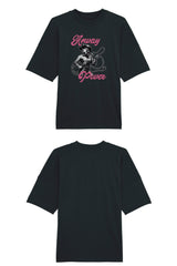 Oversized T-Shirt aus 100 % Bio-Baumwolle mit weitem, modernem Schnitt, erhältlich in Schwarz, Weiss und Natur. Individuell gestaltbar mit Wunschmotiv und frei wählbarer Platzierung. Weiche Qualität, überschnittene Ärmelansätze und lässiger Style für maximalen Tragekomfort.  T-Shirt mit einer Cowgirl-Illustration mit Peitsche und dem rosa Schriftzug „Anway Power“ auf der Vorderseite.