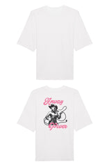 Oversized T-Shirt aus 100 % Bio-Baumwolle mit weitem, modernem Schnitt, erhältlich in Schwarz, Weiss und Natur. Individuell gestaltbar mit Wunschmotiv und frei wählbarer Platzierung. Weiche Qualität, überschnittene Ärmelansätze und lässiger Style für maximalen Tragekomfort.  T-Shirt mit einer Cowgirl-Illustration mit Peitsche und dem rosa Schriftzug „Anway Power“ auf der Rückseite.