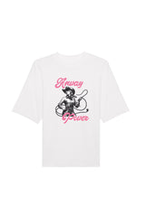 Oversized T-Shirt aus 100 % Bio-Baumwolle mit weitem, modernem Schnitt, erhältlich in Schwarz, Weiss und Natur. Individuell gestaltbar mit Wunschmotiv und frei wählbarer Platzierung. Weiche Qualität, überschnittene Ärmelansätze und lässiger Style für maximalen Tragekomfort.  T-Shirt mit einer Cowgirl-Illustration mit Peitsche und dem rosa Schriftzug „Anway Power“ auf der Vorderseite.