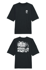 Oversized T-Shirt aus 100 % Bio-Baumwolle mit weitem, modernem Schnitt, erhältlich in Schwarz, Weiss und Natur. Individuell gestaltbar mit Wunschmotiv und frei wählbarer Platzierung. Weiche Qualität, überschnittene Ärmelansätze und lässiger Style für maximalen Tragekomfort. T-Shirt mit kleinem Motiv einer Palme und eines Liegestuhls auf der linken Brust und einem detaillierten Strandmotiv mit Palmen, Kokosnüssen und Sonnenuntergang auf der Rückseite. 