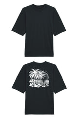 Oversized T-Shirt aus 100 % Bio-Baumwolle mit weitem, modernem Schnitt, erhältlich in Schwarz, Weiss und Natur. Individuell gestaltbar mit Wunschmotiv und frei wählbarer Platzierung. Weiche Qualität, überschnittene Ärmelansätze und lässiger Style für maximalen Tragekomfort. T-Shirt mit einem detaillierten Strandmotiv mit Palmen, Kokosnüssen und Sonnenuntergang auf der Rückseite. 