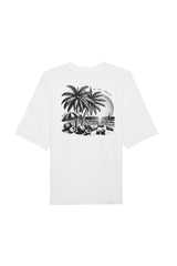 Oversized T-Shirt aus 100 % Bio-Baumwolle mit weitem, modernem Schnitt, erhältlich in Schwarz, Weiss und Natur. Individuell gestaltbar mit Wunschmotiv und frei wählbarer Platzierung. Weiche Qualität, überschnittene Ärmelansätze und lässiger Style für maximalen Tragekomfort. T-Shirt mit einem detaillierten Strandmotiv mit Palmen, Kokosnüssen und Sonnenuntergang auf der Rückseite. 