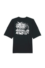 Oversized T-Shirt aus 100 % Bio-Baumwolle mit weitem, modernem Schnitt, erhältlich in Schwarz, Weiss und Natur. Individuell gestaltbar mit Wunschmotiv und frei wählbarer Platzierung. Weiche Qualität, überschnittene Ärmelansätze und lässiger Style für maximalen Tragekomfort. T-Shirt mit kleinem Motiv einer Palme und eines Liegestuhls auf der linken Brust und einem detaillierten Strandmotiv mit Palmen, Kokosnüssen und Sonnenuntergang auf der Rückseite. 
