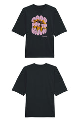 Oversized T-Shirt aus 100 % Bio-Baumwolle mit weitem, modernem Schnitt, erhältlich in Schwarz, Weiss und Natur. Individuell gestaltbar mit Wunschmotiv und frei wählbarer Platzierung. Weiche Qualität, überschnittene Ärmelansätze und lässiger Style für maximalen Tragekomfort. Design mit Sonnenblume und Text „GOOD DAY TO BLOOM“ auf der Vorderseite.