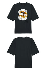 Oversized T-Shirt aus 100 % Bio-Baumwolle mit weitem, modernem Schnitt, erhältlich in Schwarz, Weiss und Natur. Individuell gestaltbar mit Wunschmotiv und frei wählbarer Platzierung. Weiche Qualität, überschnittene Ärmelansätze und lässiger Style für maximalen Tragekomfort. Design mit Sonnenblume und Text „GOOD DAY TO BLOOM“ auf der Vorderseite.