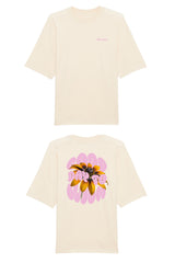 Oversized T-Shirt aus 100 % Bio-Baumwolle mit weitem, modernem Schnitt, erhältlich in Schwarz, Weiss und Natur. Individuell gestaltbar mit Wunschmotiv und frei wählbarer Platzierung. Weiche Qualität, überschnittene Ärmelansätze und lässiger Style für maximalen Tragekomfort. Vorderseite: Kleiner „Anway“-Schriftzug auf der linken Brust. Rückseite: Grosses Design mit Sonnenblume und Text „GOOD DAY TO BLOOM“.