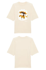 Oversized T-Shirt aus 100 % Bio-Baumwolle mit weitem, modernem Schnitt, erhältlich in Schwarz, Weiss und Natur. Individuell gestaltbar mit Wunschmotiv und frei wählbarer Platzierung. Weiche Qualität, überschnittene Ärmelansätze und lässiger Style für maximalen Tragekomfort. Design mit Sonnenblume und Text „GOOD DAY TO BLOOM“ auf der Vorderseite.