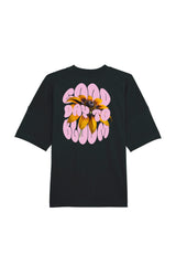 Oversized T-Shirt aus 100 % Bio-Baumwolle mit weitem, modernem Schnitt, erhältlich in Schwarz, Weiss und Natur. Individuell gestaltbar mit Wunschmotiv und frei wählbarer Platzierung. Weiche Qualität, überschnittene Ärmelansätze und lässiger Style für maximalen Tragekomfort. Vorderseite: Kleiner „Anway“-Schriftzug auf der linken Brust. Rückseite: Grosses Design mit Sonnenblume und Text „GOOD DAY TO BLOOM“.