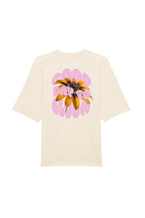 Oversized T-Shirt aus 100 % Bio-Baumwolle mit weitem, modernem Schnitt, erhältlich in Schwarz, Weiss und Natur. Individuell gestaltbar mit Wunschmotiv und frei wählbarer Platzierung. Weiche Qualität, überschnittene Ärmelansätze und lässiger Style für maximalen Tragekomfort. Vorderseite: Kleiner „Anway“-Schriftzug auf der linken Brust. Rückseite: Grosses Design mit Sonnenblume und Text „GOOD DAY TO BLOOM“.