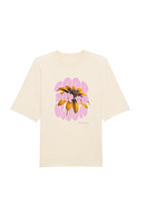 Oversized T-Shirt aus 100 % Bio-Baumwolle mit weitem, modernem Schnitt, erhältlich in Schwarz, Weiss und Natur. Individuell gestaltbar mit Wunschmotiv und frei wählbarer Platzierung. Weiche Qualität, überschnittene Ärmelansätze und lässiger Style für maximalen Tragekomfort. Design mit Sonnenblume und Text „GOOD DAY TO BLOOM“ auf der Vorderseite.