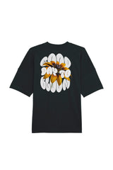 Oversized T-Shirt aus 100 % Bio-Baumwolle mit weitem, modernem Schnitt, erhältlich in Schwarz, Weiss und Natur. Individuell gestaltbar mit Wunschmotiv und frei wählbarer Platzierung. Weiche Qualität, überschnittene Ärmelansätze und lässiger Style für maximalen Tragekomfort. Vorderseite: Kleiner „Anway“-Schriftzug auf der linken Brust. Rückseite: Grosses Design mit Sonnenblume und Text „GOOD DAY TO BLOOM“.