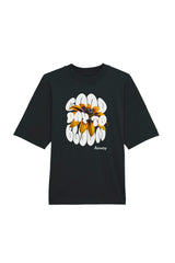 Oversized T-Shirt aus 100 % Bio-Baumwolle mit weitem, modernem Schnitt, erhältlich in Schwarz, Weiss und Natur. Individuell gestaltbar mit Wunschmotiv und frei wählbarer Platzierung. Weiche Qualität, überschnittene Ärmelansätze und lässiger Style für maximalen Tragekomfort. Design mit Sonnenblume und Text „GOOD DAY TO BLOOM“ auf der Vorderseite.