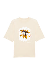 Oversized T-Shirt aus 100 % Bio-Baumwolle mit weitem, modernem Schnitt, erhältlich in Schwarz, Weiss und Natur. Individuell gestaltbar mit Wunschmotiv und frei wählbarer Platzierung. Weiche Qualität, überschnittene Ärmelansätze und lässiger Style für maximalen Tragekomfort. Design mit Sonnenblume und Text „GOOD DAY TO BLOOM“ auf der Vorderseite.