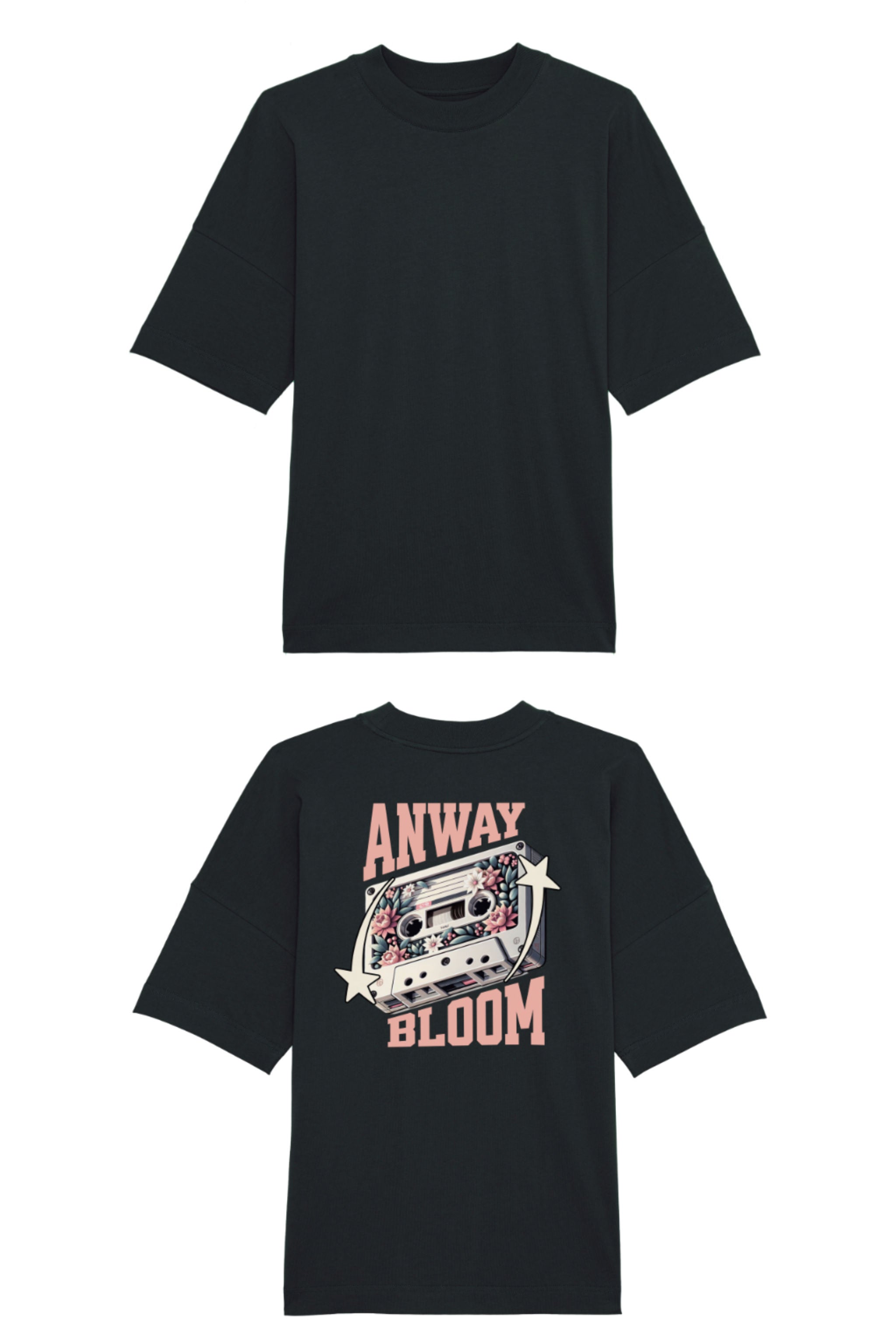 Oversized T-Shirt aus 100 % Bio-Baumwolle mit weitem, modernem Schnitt, erhältlich in Schwarz, Weiss und Natur. Individuell gestaltbar mit Wunschmotiv und frei wählbarer Platzierung. Weiche Qualität, überschnittene Ärmelansätze und lässiger Style für maximalen Tragekomfort. Als Motiv auf der Rückseite eine Kassette, dekoriert mit Blumen, eingerahmt von Sternen – Text „ANWAY BLOOM“.