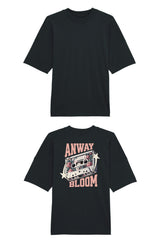 Oversized T-Shirt aus 100 % Bio-Baumwolle mit weitem, modernem Schnitt, erhältlich in Schwarz, Weiss und Natur. Individuell gestaltbar mit Wunschmotiv und frei wählbarer Platzierung. Weiche Qualität, überschnittene Ärmelansätze und lässiger Style für maximalen Tragekomfort. Als Motiv auf der Rückseite eine Kassette, dekoriert mit Blumen, eingerahmt von Sternen – Text „ANWAY BLOOM“.