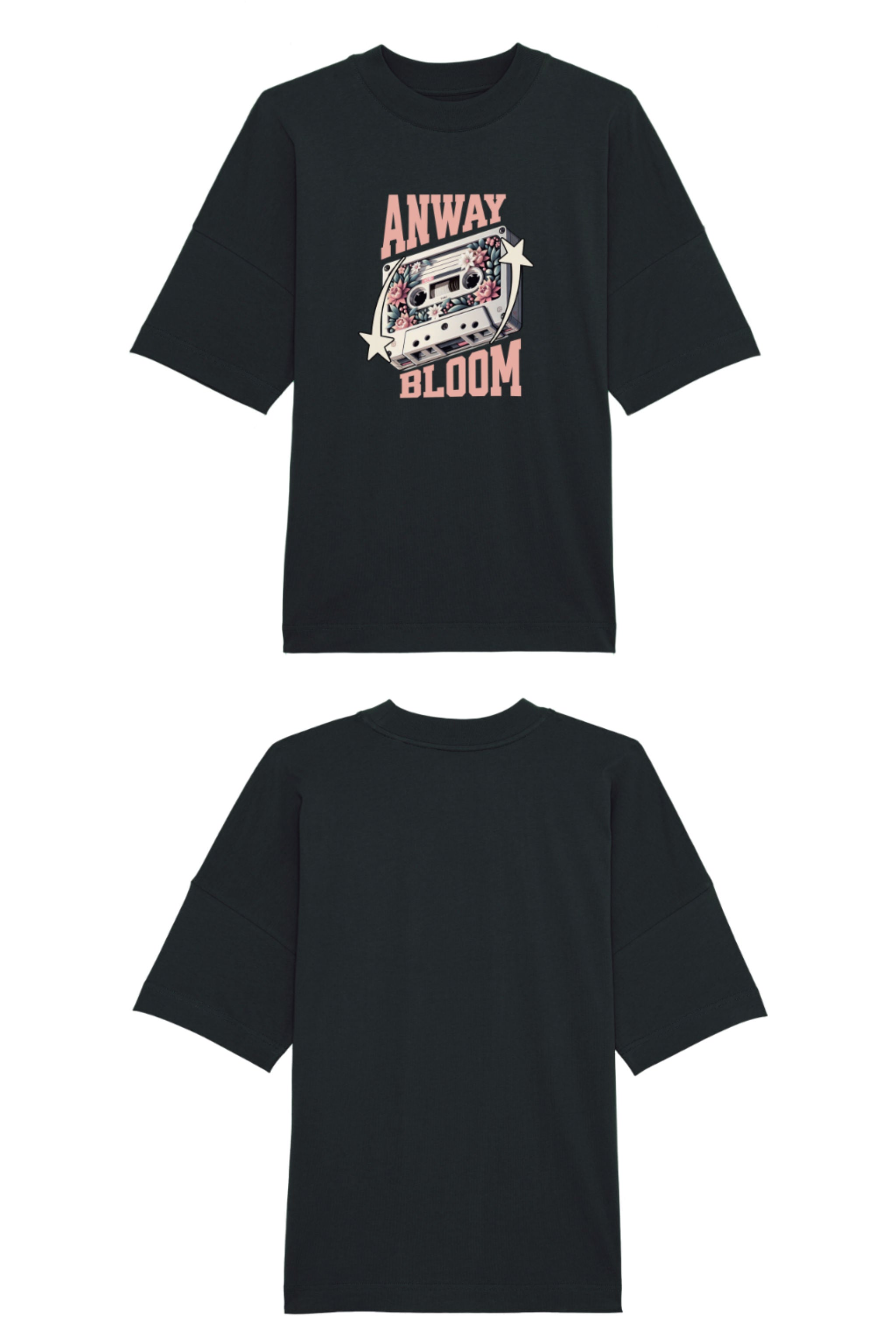 Oversized T-Shirt aus 100 % Bio-Baumwolle mit weitem, modernem Schnitt, erhältlich in Schwarz, Weiss und Natur. Individuell gestaltbar mit Wunschmotiv und frei wählbarer Platzierung. Weiche Qualität, überschnittene Ärmelansätze und lässiger Style für maximalen Tragekomfort. Als Motiv auf der Vorderseite eine Kassette, dekoriert mit Blumen, eingerahmt von Sternen – Text „ANWAY BLOOM“.