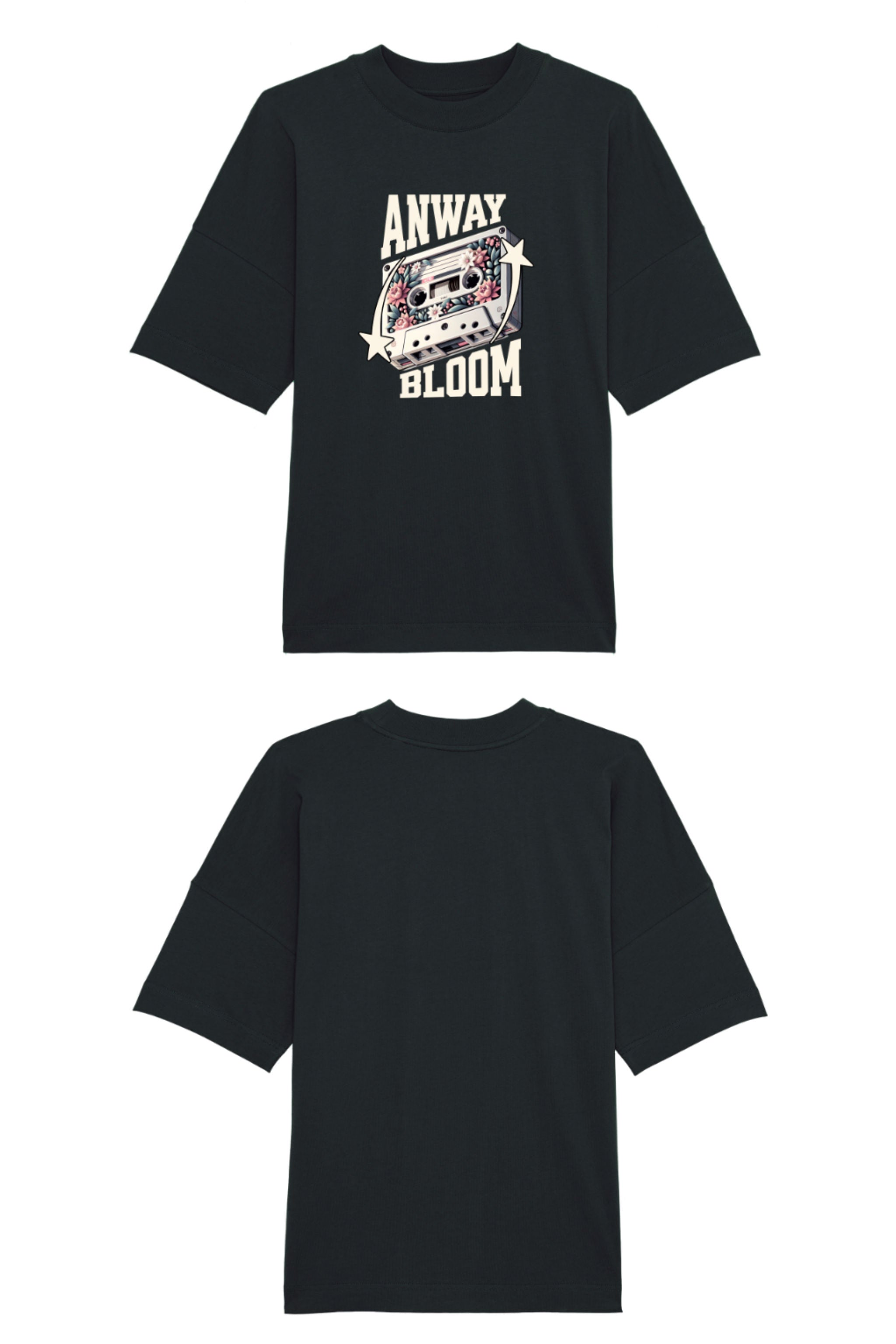 Oversized T-Shirt aus 100 % Bio-Baumwolle mit weitem, modernem Schnitt, erhältlich in Schwarz, Weiss und Natur. Individuell gestaltbar mit Wunschmotiv und frei wählbarer Platzierung. Weiche Qualität, überschnittene Ärmelansätze und lässiger Style für maximalen Tragekomfort. Als Motiv auf der Vorderseite eine Kassette, dekoriert mit Blumen, eingerahmt von Sternen – Text „ANWAY BLOOM“.