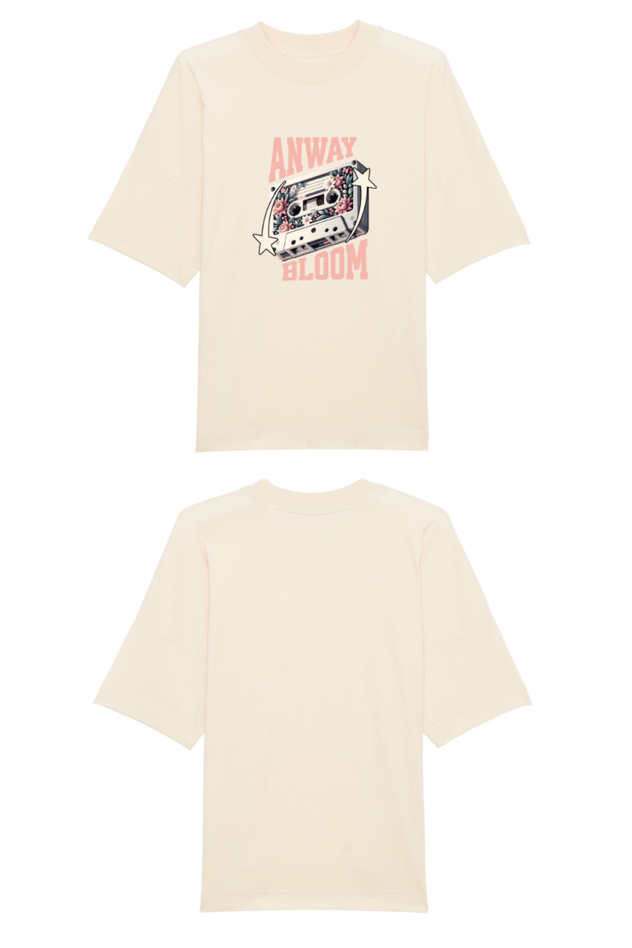 Oversized T-Shirt aus 100 % Bio-Baumwolle mit weitem, modernem Schnitt, erhältlich in Schwarz, Weiss und Natur. Individuell gestaltbar mit Wunschmotiv und frei wählbarer Platzierung. Weiche Qualität, überschnittene Ärmelansätze und lässiger Style für maximalen Tragekomfort. Als Motiv auf der Vorderseite eine Kassette, dekoriert mit Blumen, eingerahmt von Sternen – Text „ANWAY BLOOM“.