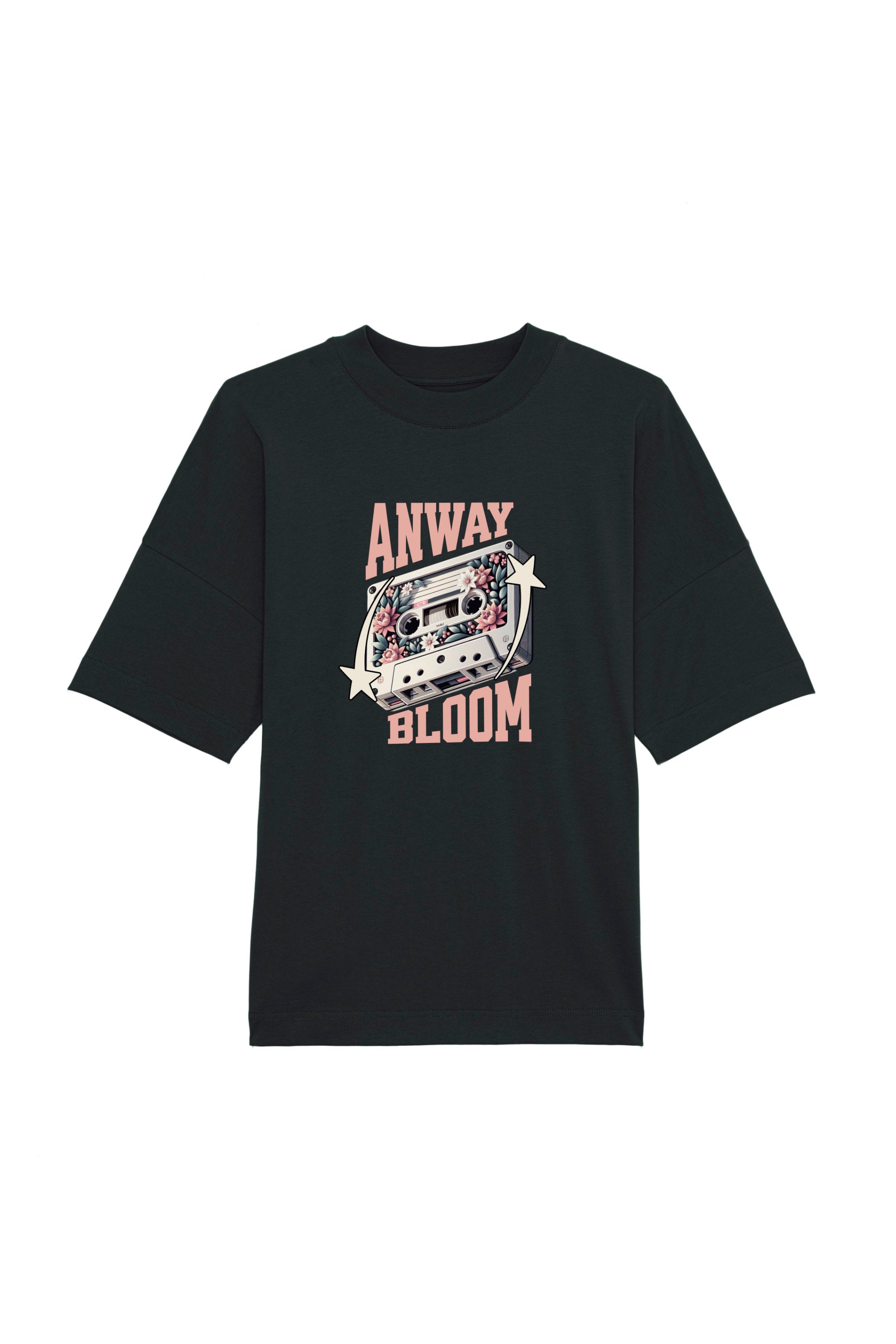 Oversized T-Shirt aus 100 % Bio-Baumwolle mit weitem, modernem Schnitt, erhältlich in Schwarz, Weiss und Natur. Individuell gestaltbar mit Wunschmotiv und frei wählbarer Platzierung. Weiche Qualität, überschnittene Ärmelansätze und lässiger Style für maximalen Tragekomfort. Als Motiv auf der Vorderseite eine Kassette, dekoriert mit Blumen, eingerahmt von Sternen – Text „ANWAY BLOOM“.