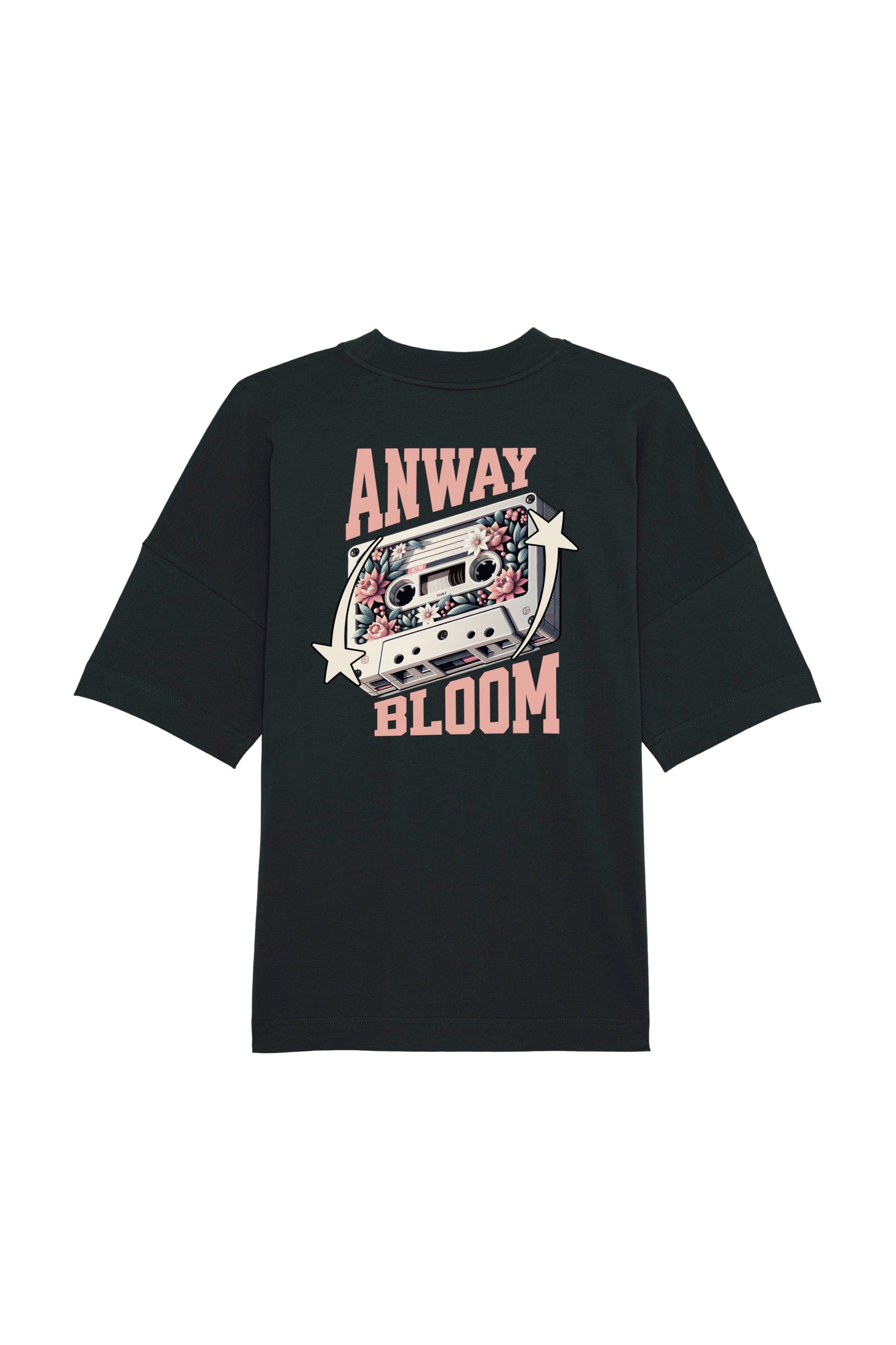 Oversized T-Shirt aus 100 % Bio-Baumwolle mit weitem, modernem Schnitt, erhältlich in Schwarz, Weiss und Natur. Individuell gestaltbar mit Wunschmotiv und frei wählbarer Platzierung. Weiche Qualität, überschnittene Ärmelansätze und lässiger Style für maximalen Tragekomfort. Als Motiv auf der Rückseite eine Kassette, dekoriert mit Blumen, eingerahmt von Sternen – Text „ANWAY BLOOM“.