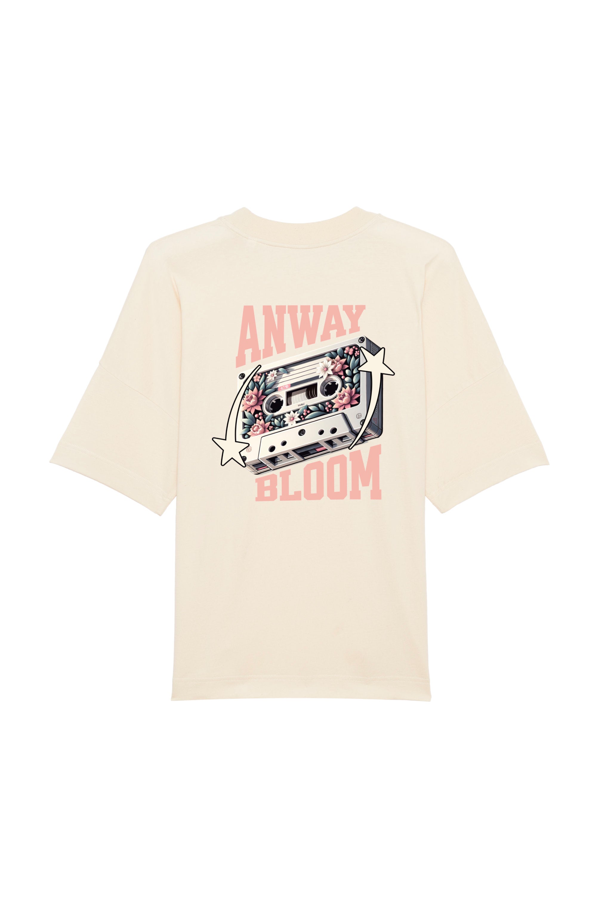 Oversized T-Shirt aus 100 % Bio-Baumwolle mit weitem, modernem Schnitt, erhältlich in Schwarz, Weiss und Natur. Individuell gestaltbar mit Wunschmotiv und frei wählbarer Platzierung. Weiche Qualität, überschnittene Ärmelansätze und lässiger Style für maximalen Tragekomfort. Als Motiv auf der Rückseite eine Kassette, dekoriert mit Blumen, eingerahmt von Sternen – Text „ANWAY BLOOM“.