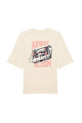 Oversized T-Shirt aus 100 % Bio-Baumwolle mit weitem, modernem Schnitt, erhältlich in Schwarz, Weiss und Natur. Individuell gestaltbar mit Wunschmotiv und frei wählbarer Platzierung. Weiche Qualität, überschnittene Ärmelansätze und lässiger Style für maximalen Tragekomfort. Als Motiv auf der Rückseite eine Kassette, dekoriert mit Blumen, eingerahmt von Sternen – Text „ANWAY BLOOM“.