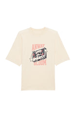 Oversized T-Shirt aus 100 % Bio-Baumwolle mit weitem, modernem Schnitt, erhältlich in Schwarz, Weiss und Natur. Individuell gestaltbar mit Wunschmotiv und frei wählbarer Platzierung. Weiche Qualität, überschnittene Ärmelansätze und lässiger Style für maximalen Tragekomfort. Als Motiv auf der Vorderseite eine Kassette, dekoriert mit Blumen, eingerahmt von Sternen – Text „ANWAY BLOOM“.