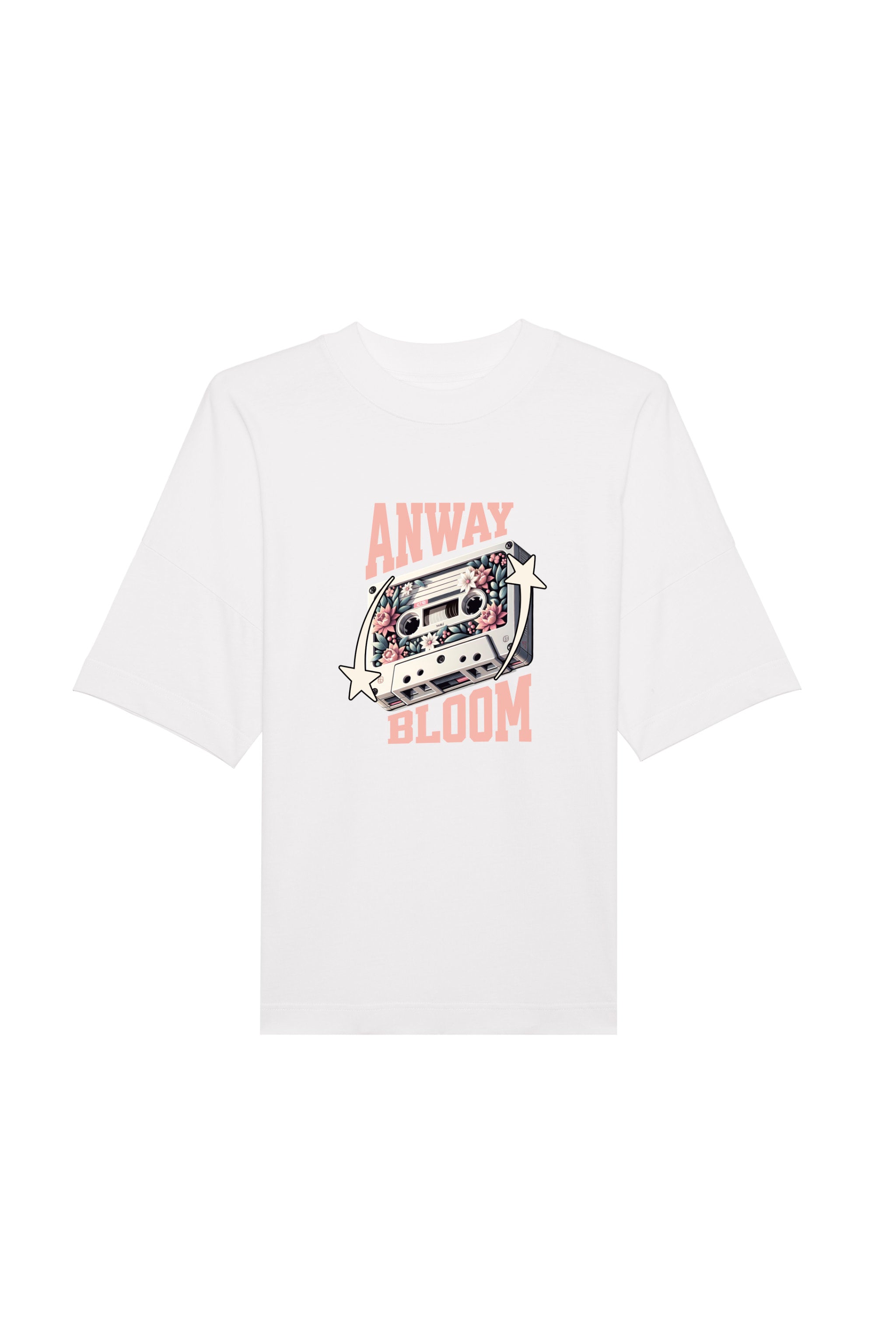Oversized T-Shirt aus 100 % Bio-Baumwolle mit weitem, modernem Schnitt, erhältlich in Schwarz, Weiss und Natur. Individuell gestaltbar mit Wunschmotiv und frei wählbarer Platzierung. Weiche Qualität, überschnittene Ärmelansätze und lässiger Style für maximalen Tragekomfort. Als Motiv auf der Vorderseite eine Kassette, dekoriert mit Blumen, eingerahmt von Sternen – Text „ANWAY BLOOM“.