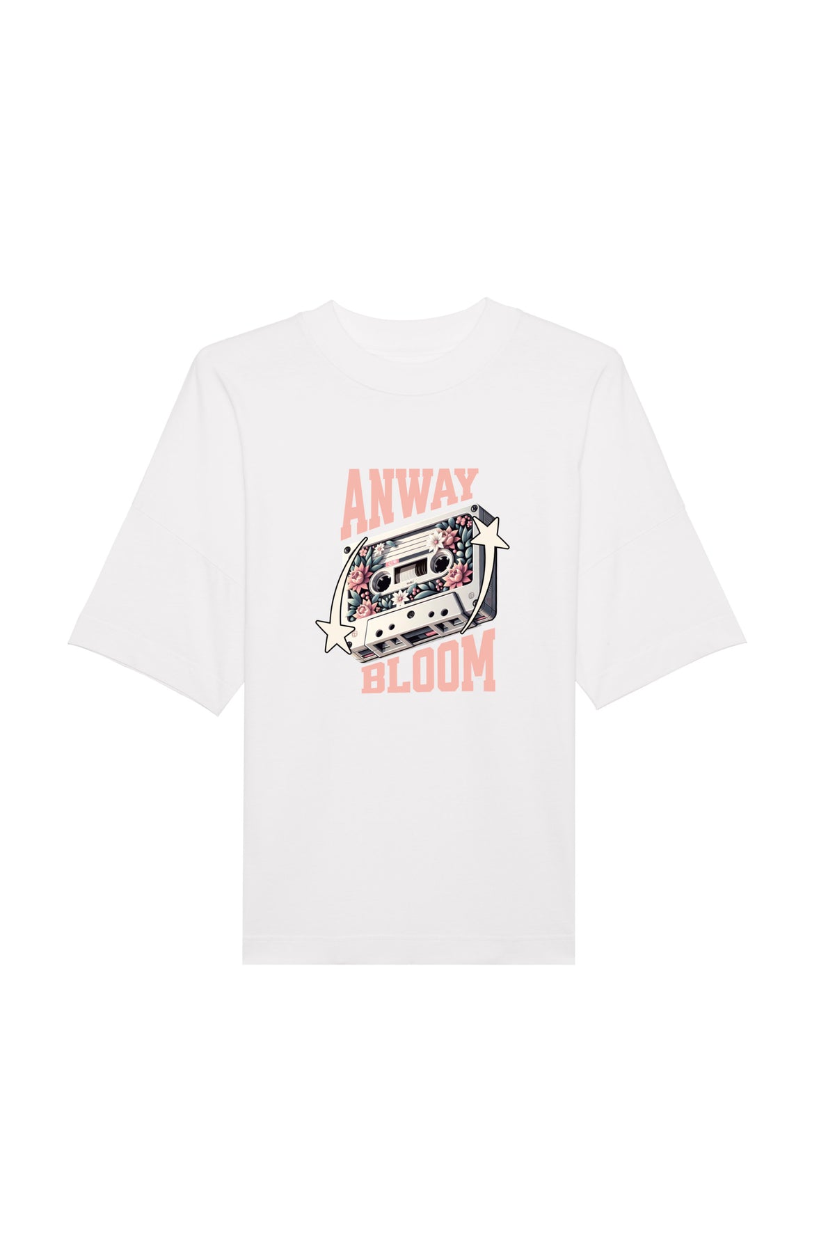 Oversized T-Shirt aus 100 % Bio-Baumwolle mit weitem, modernem Schnitt, erhältlich in Schwarz, Weiss und Natur. Individuell gestaltbar mit Wunschmotiv und frei wählbarer Platzierung. Weiche Qualität, überschnittene Ärmelansätze und lässiger Style für maximalen Tragekomfort. Als Motiv auf der Vorderseite eine Kassette, dekoriert mit Blumen, eingerahmt von Sternen – Text „ANWAY BLOOM“.