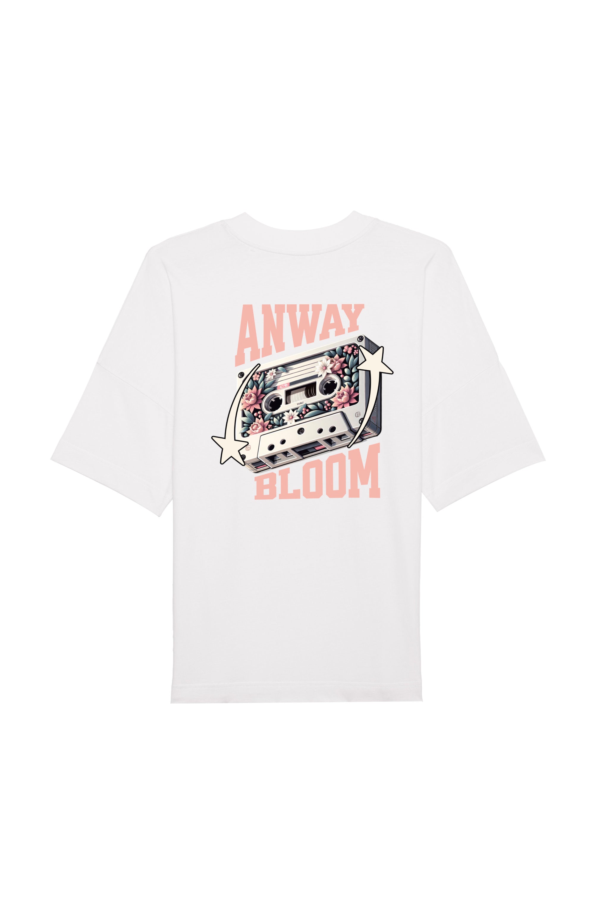 Oversized T-Shirt aus 100 % Bio-Baumwolle mit weitem, modernem Schnitt, erhältlich in Schwarz, Weiss und Natur. Individuell gestaltbar mit Wunschmotiv und frei wählbarer Platzierung. Weiche Qualität, überschnittene Ärmelansätze und lässiger Style für maximalen Tragekomfort. Als Motiv auf der Rückseite eine Kassette, dekoriert mit Blumen, eingerahmt von Sternen – Text „ANWAY BLOOM“.