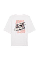 Oversized T-Shirt aus 100 % Bio-Baumwolle mit weitem, modernem Schnitt, erhältlich in Schwarz, Weiss und Natur. Individuell gestaltbar mit Wunschmotiv und frei wählbarer Platzierung. Weiche Qualität, überschnittene Ärmelansätze und lässiger Style für maximalen Tragekomfort. Als Motiv auf der Rückseite eine Kassette, dekoriert mit Blumen, eingerahmt von Sternen – Text „ANWAY BLOOM“.