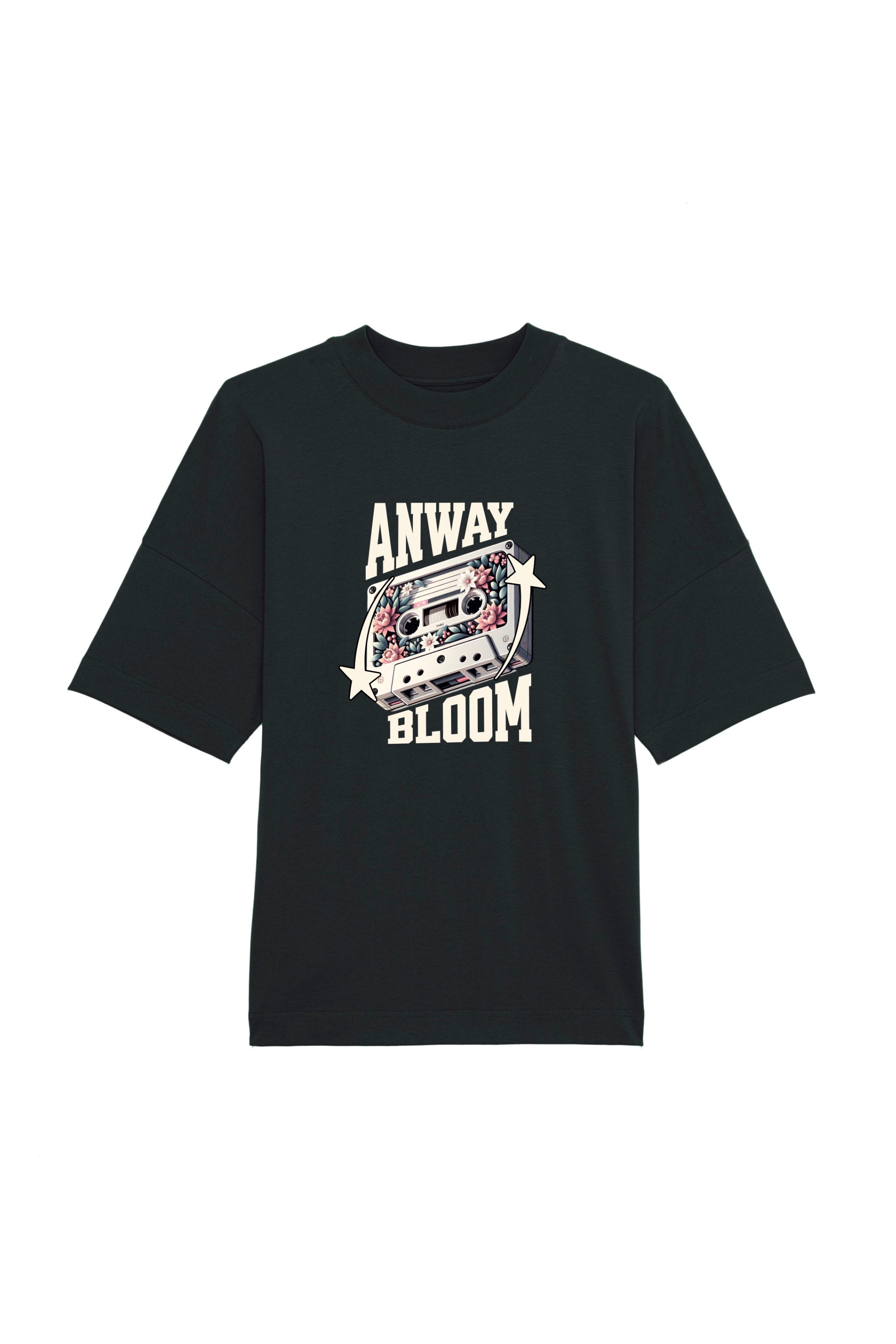 Oversized T-Shirt aus 100 % Bio-Baumwolle mit weitem, modernem Schnitt, erhältlich in Schwarz, Weiss und Natur. Individuell gestaltbar mit Wunschmotiv und frei wählbarer Platzierung. Weiche Qualität, überschnittene Ärmelansätze und lässiger Style für maximalen Tragekomfort. Als Motiv auf der Vorderseite eine Kassette, dekoriert mit Blumen, eingerahmt von Sternen – Text „ANWAY BLOOM“.
