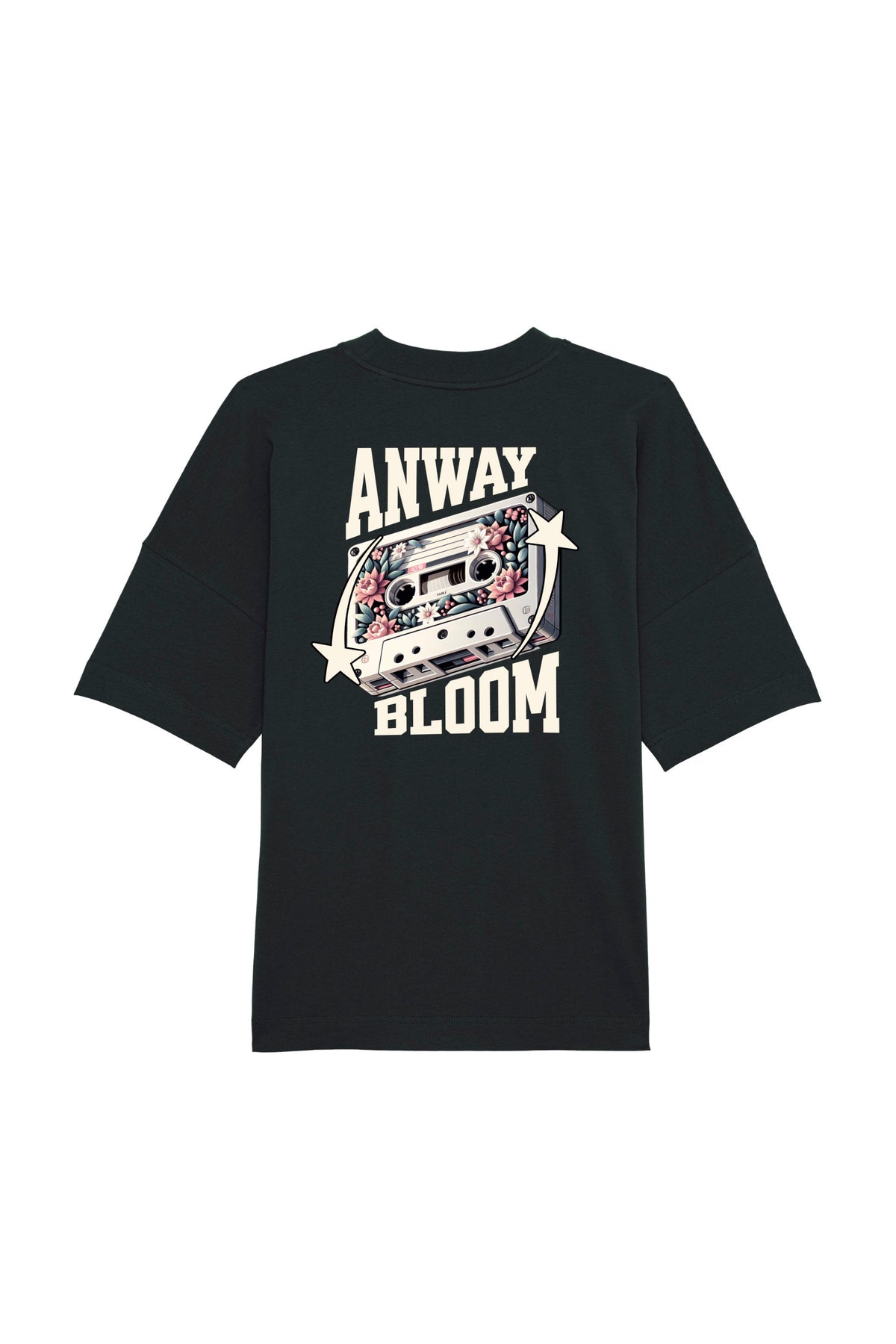 Oversized T-Shirt aus 100 % Bio-Baumwolle mit weitem, modernem Schnitt, erhältlich in Schwarz, Weiss und Natur. Individuell gestaltbar mit Wunschmotiv und frei wählbarer Platzierung. Weiche Qualität, überschnittene Ärmelansätze und lässiger Style für maximalen Tragekomfort. Als Motiv auf der Rückseite eine Kassette, dekoriert mit Blumen, eingerahmt von Sternen – Text „ANWAY BLOOM“.