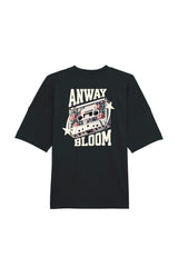 Oversized T-Shirt aus 100 % Bio-Baumwolle mit weitem, modernem Schnitt, erhältlich in Schwarz, Weiss und Natur. Individuell gestaltbar mit Wunschmotiv und frei wählbarer Platzierung. Weiche Qualität, überschnittene Ärmelansätze und lässiger Style für maximalen Tragekomfort. Als Motiv auf der Rückseite eine Kassette, dekoriert mit Blumen, eingerahmt von Sternen – Text „ANWAY BLOOM“.