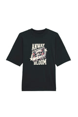 Oversized T-Shirt aus 100 % Bio-Baumwolle mit weitem, modernem Schnitt, erhältlich in Schwarz, Weiss und Natur. Individuell gestaltbar mit Wunschmotiv und frei wählbarer Platzierung. Weiche Qualität, überschnittene Ärmelansätze und lässiger Style für maximalen Tragekomfort. Als Motiv auf der Vorderseite eine Kassette, dekoriert mit Blumen, eingerahmt von Sternen – Text „ANWAY BLOOM“.